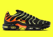 Nike Air Max Plus Sunrise noire avec cage dégradée jaune fluorescent et orange, tige en mesh et unités Nike Air visibles vue de profil. 