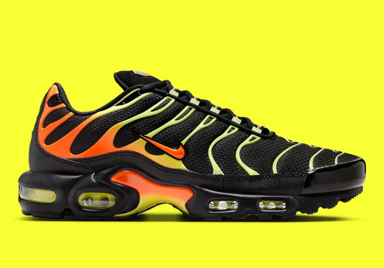 Nike Air Max Plus Sunrise noire avec cage dégradée jaune fluorescent et orange, tige en mesh et unités Nike Air visibles vue de profil. 