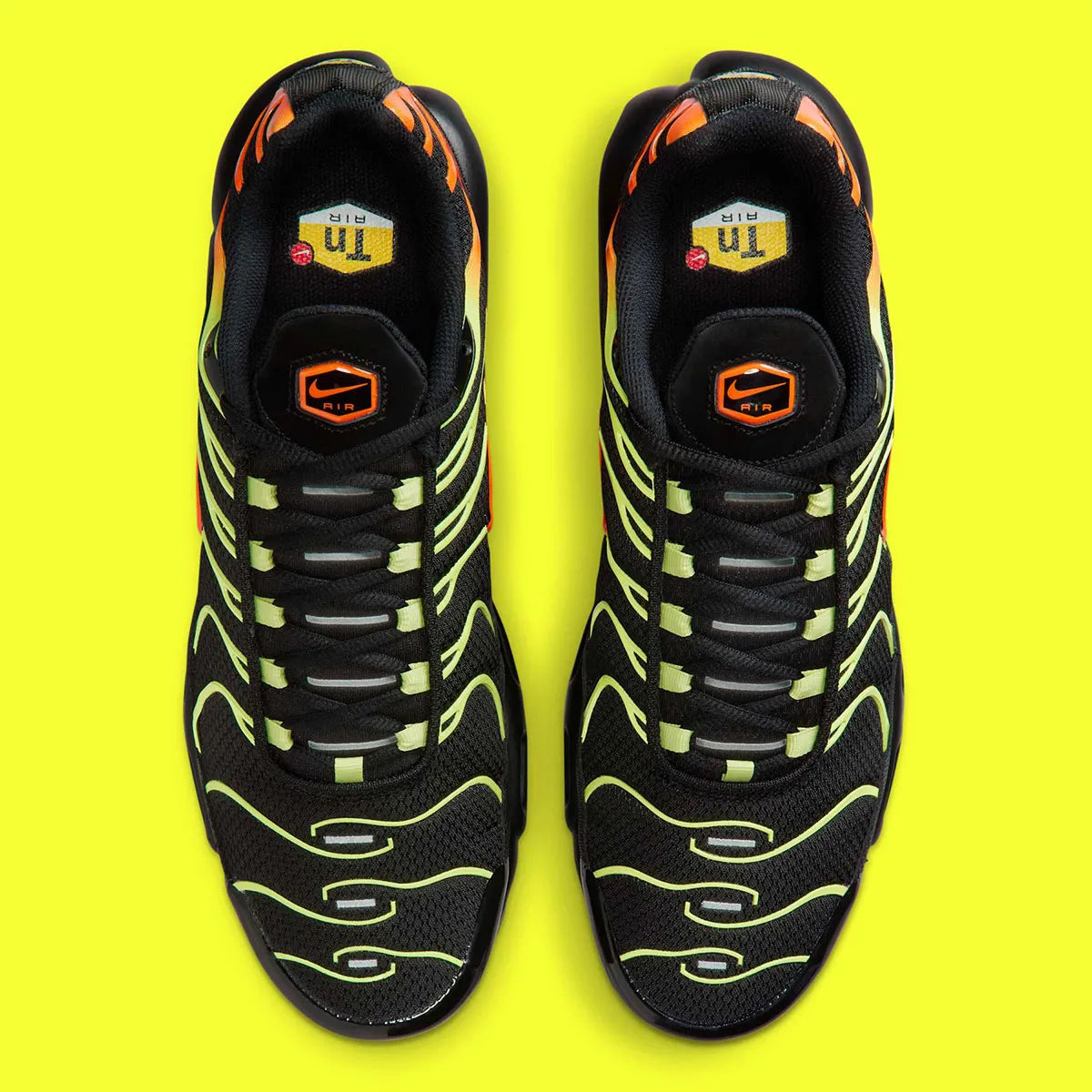 Nike Air Max Plus Sunrise noire avec cage dégradée jaune fluorescent et orange, tige en mesh et unités Nike Air visibles vue du dessus. 