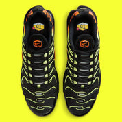 Nike Air Max Plus Sunrise noire avec cage dégradée jaune fluorescent et orange, tige en mesh et unités Nike Air visibles vue du dessus. 