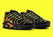 Nike Air Max Plus Sunrise noire avec cage dégradée jaune fluorescent et orange, tige en mesh et unités Nike Air visibles vue de 3/4 face. 