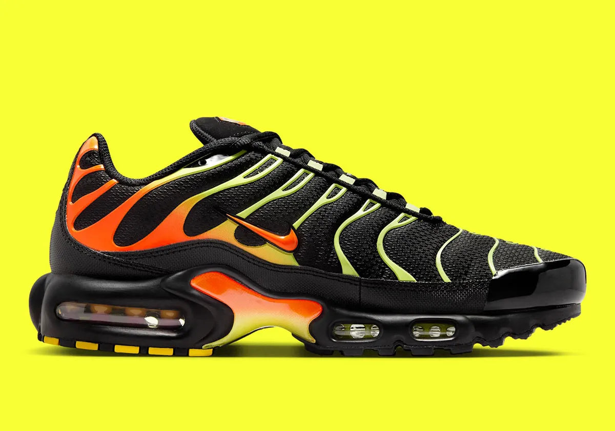 Nike Air Max Plus Sunrise noire avec cage dégradée jaune fluorescent et orange, tige en mesh et unités Nike Air visibles vue de profil intérieur. 