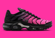 Nike Air Max Plus Black Peony noire avec dégradé rose et violet, Swoosh argenté, cage TPU et détails cristallisés sur la languette vue de profil. 