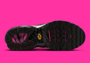 Nike Air Max Plus Black Peony noire avec dégradé rose et violet, Swoosh argenté, cage TPU et détails cristallisés sur la languette vue de dessous. 