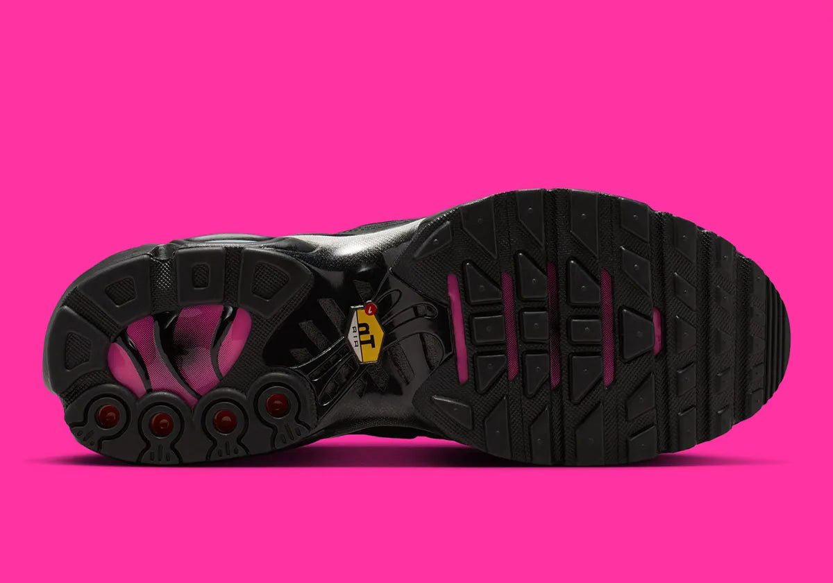 Nike Air Max Plus Black Peony noire avec dégradé rose et violet, Swoosh argenté, cage TPU et détails cristallisés sur la languette vue de dessous. 