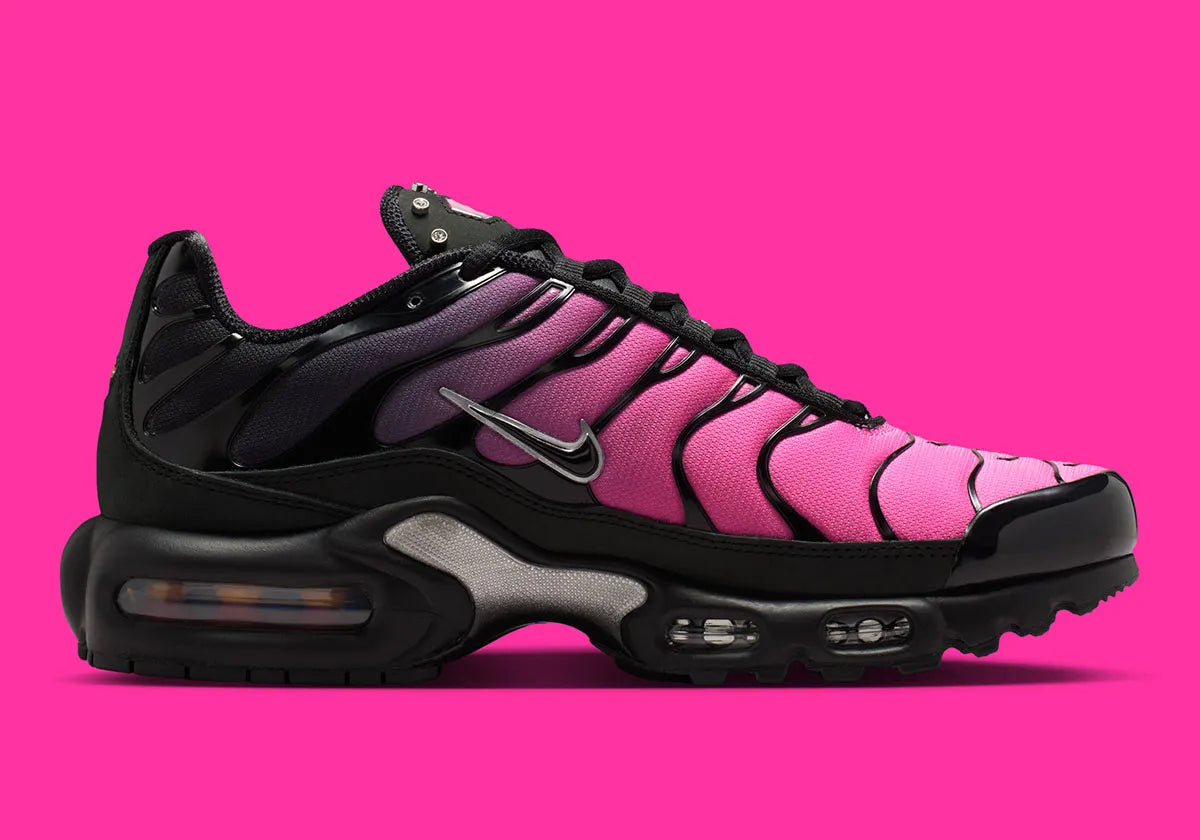 Nike Air Max Plus Black Peony noire avec dégradé rose et violet, Swoosh argenté, cage TPU et détails cristallisés sur la languette vue de profil intérieur. 