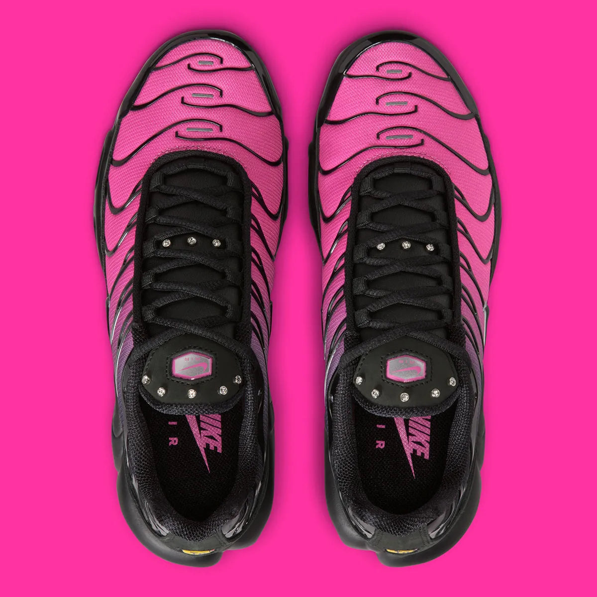 Nike Air Max Plus Black Peony noire avec dégradé rose et violet, Swoosh argenté, cage TPU et détails cristallisés sur la languette vue de dessus. 