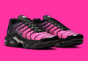 Nike Air Max Plus Black Peony noire avec dégradé rose et violet, Swoosh argenté, cage TPU et détails cristallisés sur la languette vue de 3/4 face. 