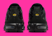 Nike Air Max Plus Black Peony noire avec dégradé rose et violet, Swoosh argenté, cage TPU et détails cristallisés sur la languette vue de derrière. 