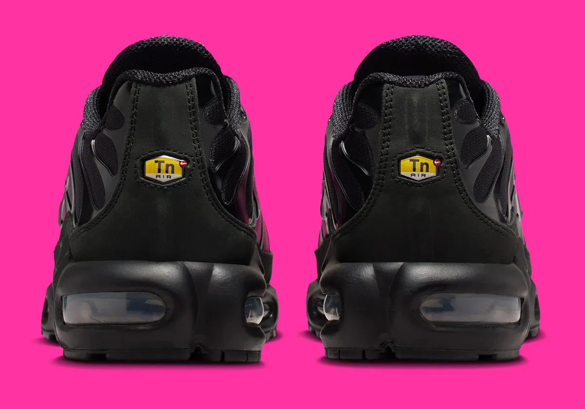 Nike Air Max Plus Black Peony noire avec dégradé rose et violet, Swoosh argenté, cage TPU et détails cristallisés sur la languette vue de derrière. 