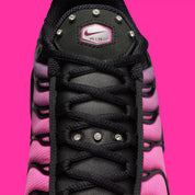 Nike Air Max Plus Black Peony noire avec dégradé rose et violet, Swoosh argenté, cage TPU et détails cristallisés sur la languette vue sur la languette. 