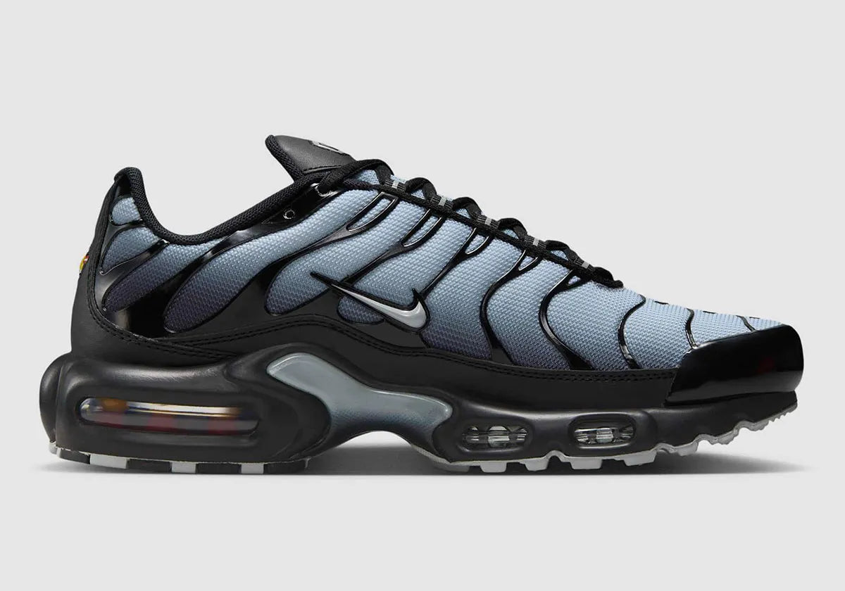 La Nike Air Max Plus SE Black Wolf Grey (Women’s) associe une tige noire et grise élégante à un mini Swoosh argenté, avec la technologie Tuned Air pour un confort iconique vue de coté