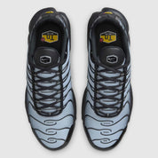 La Nike Air Max Plus SE Black Wolf Grey (Women’s) associe une tige noire et grise élégante à un mini Swoosh argenté, avec la technologie Tuned Air pour un confort iconique vue de haut