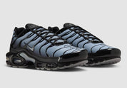 La Nike Air Max Plus SE Black Wolf Grey (Women’s) associe une tige noire et grise élégante à un mini Swoosh argenté, avec la technologie Tuned Air pour un confort iconique vue de profil
