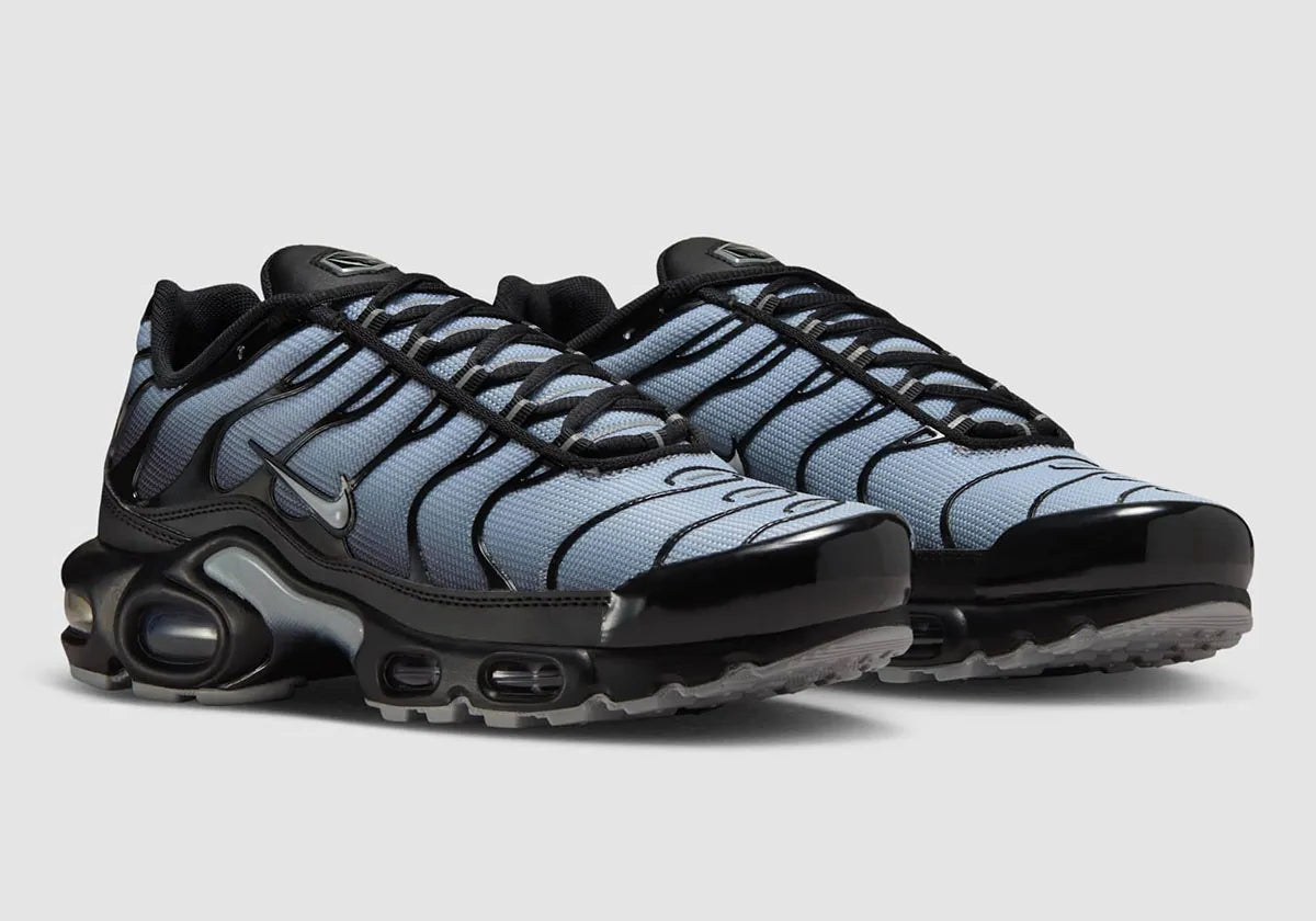 La Nike Air Max Plus SE Black Wolf Grey (Women’s) associe une tige noire et grise élégante à un mini Swoosh argenté, avec la technologie Tuned Air pour un confort iconique vue de profil