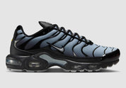 La Nike Air Max Plus SE Black Wolf Grey (Women’s) associe une tige noire et grise élégante à un mini Swoosh argenté, avec la technologie Tuned Air pour un confort iconique vue de coté