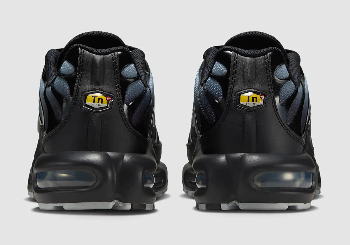 La Nike Air Max Plus SE Black Wolf Grey (Women’s) associe une tige noire et grise élégante à un mini Swoosh argenté, avec la technologie Tuned Air pour un confort iconique vue de l’arrière 
