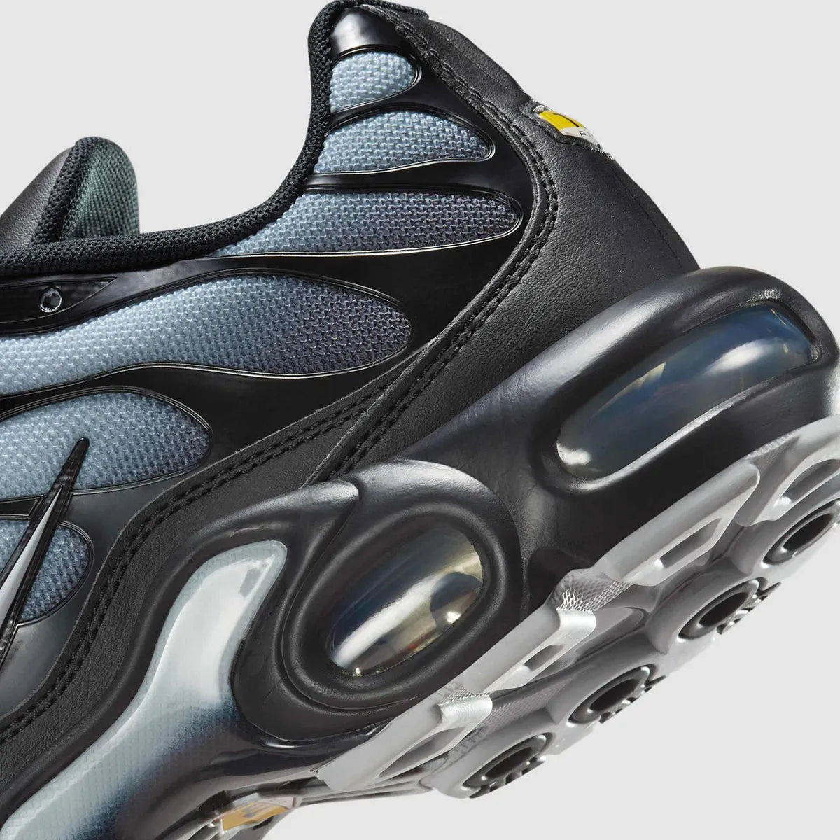 La Nike Air Max Plus SE Black Wolf Grey (Women’s) associe une tige noire et grise élégante à un mini Swoosh argenté, avec la technologie Tuned Air pour un confort iconique vue zoomer arrière 