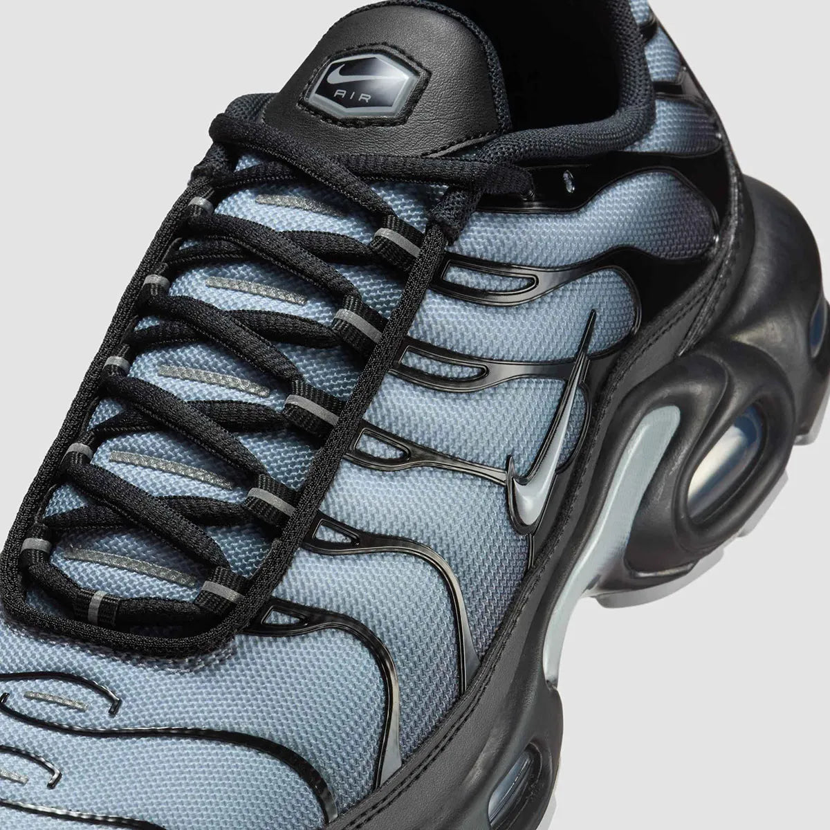 La Nike Air Max Plus SE Black Wolf Grey (Women’s) associe une tige noire et grise élégante à un mini Swoosh argenté, avec la technologie Tuned Air pour un confort iconique vue zoomer coté