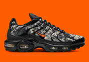 Sneakers Nike Air Max Plus noires camouflage avec accents Safety Orange en mesh technique et amorti Tuned Air visible
