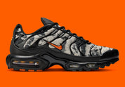 Sneakers Nike Air Max Plus noires camouflage avec accents Safety Orange en mesh technique et amorti Tuned Air visible

