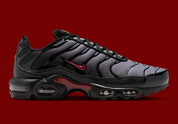 Nike Air Max Plus Black Pencil Point Team Crimson noire avec détails rouges Team Crimson, renforts ondulés et unités Air visibles.