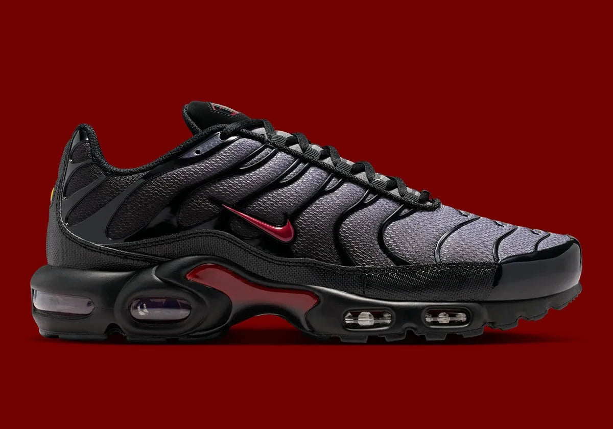 Nike Air Max Plus Black Pencil Point Team Crimson noire avec détails rouges Team Crimson, renforts ondulés et unités Air visibles.