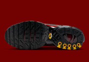 Nike Air Max Plus Black Pencil Point Team Crimson noire avec détails rouges Team Crimson, renforts ondulés et unités Air visibles.