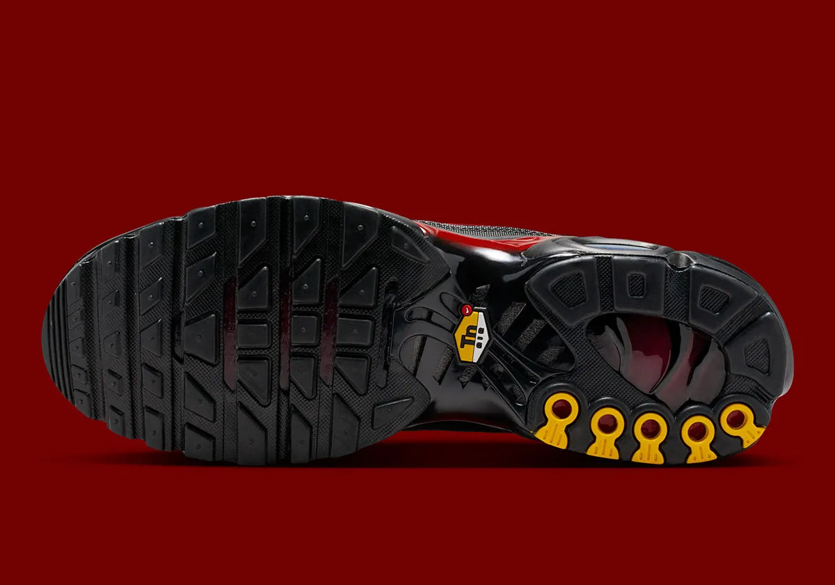 Nike Air Max Plus Black Pencil Point Team Crimson noire avec détails rouges Team Crimson, renforts ondulés et unités Air visibles.