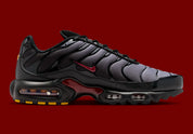 Nike Air Max Plus Black Pencil Point Team Crimson noire avec détails rouges Team Crimson, renforts ondulés et unités Air visibles.