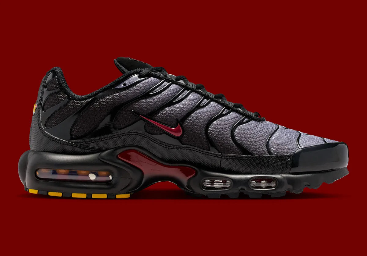 Nike Air Max Plus Black Pencil Point Team Crimson noire avec détails rouges Team Crimson, renforts ondulés et unités Air visibles.