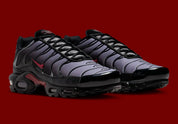 Nike Air Max Plus Black Pencil Point Team Crimson noire avec détails rouges Team Crimson, renforts ondulés et unités Air visibles.