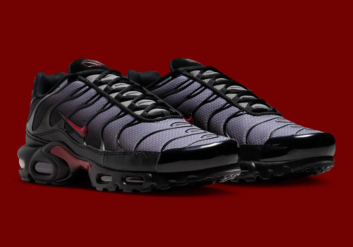 Nike Air Max Plus Black Pencil Point Team Crimson noire avec détails rouges Team Crimson, renforts ondulés et unités Air visibles.