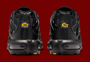 Nike Air Max Plus Black Pencil Point Team Crimson noire avec détails rouges Team Crimson, renforts ondulés et unités Air visibles.
