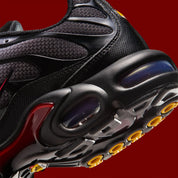 Nike Air Max Plus Black Pencil Point Team Crimson noire avec détails rouges Team Crimson, renforts ondulés et unités Air visibles.