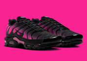 La Nike Air Max Plus Black Hyper Pink combine une tige noire contrastée par un dégradé rose fluorescent et la technologie Tuned Air, pour un style audacieux et iconique vue de profil