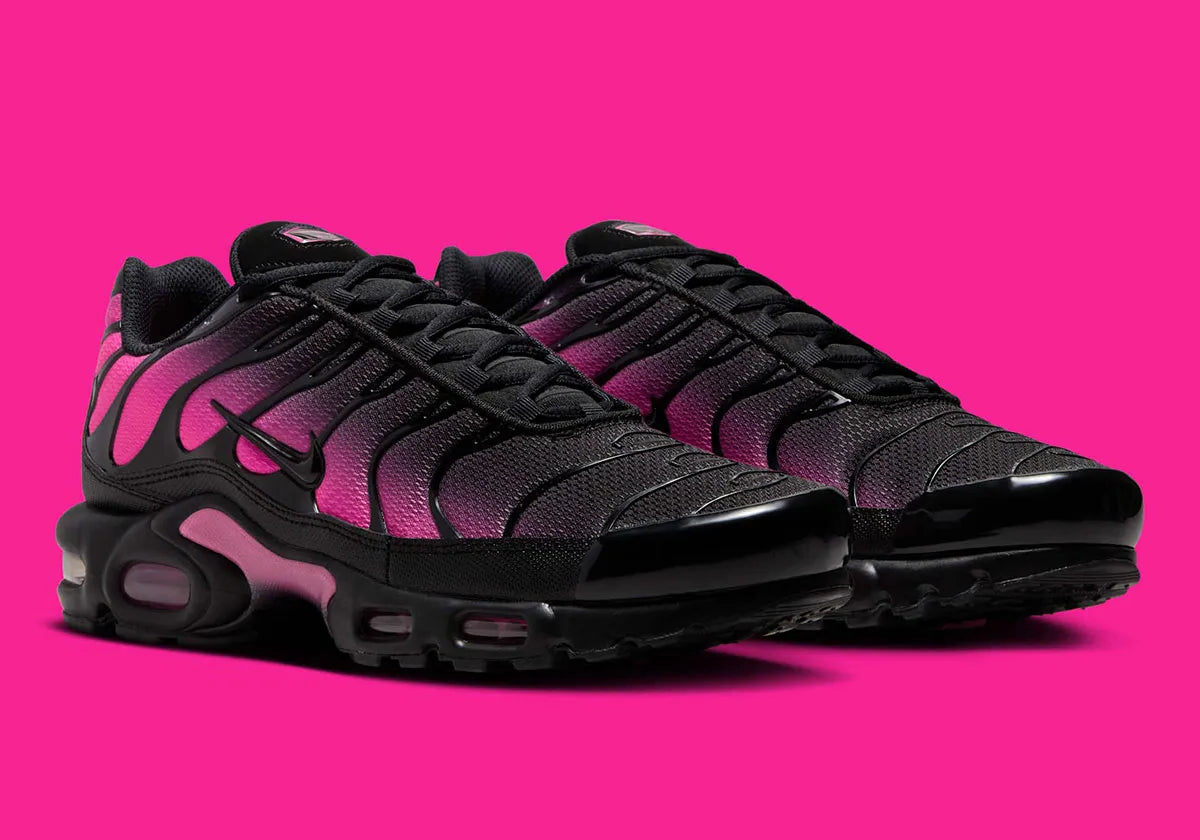 La Nike Air Max Plus Black Hyper Pink combine une tige noire contrastée par un dégradé rose fluorescent et la technologie Tuned Air, pour un style audacieux et iconique vue de profil