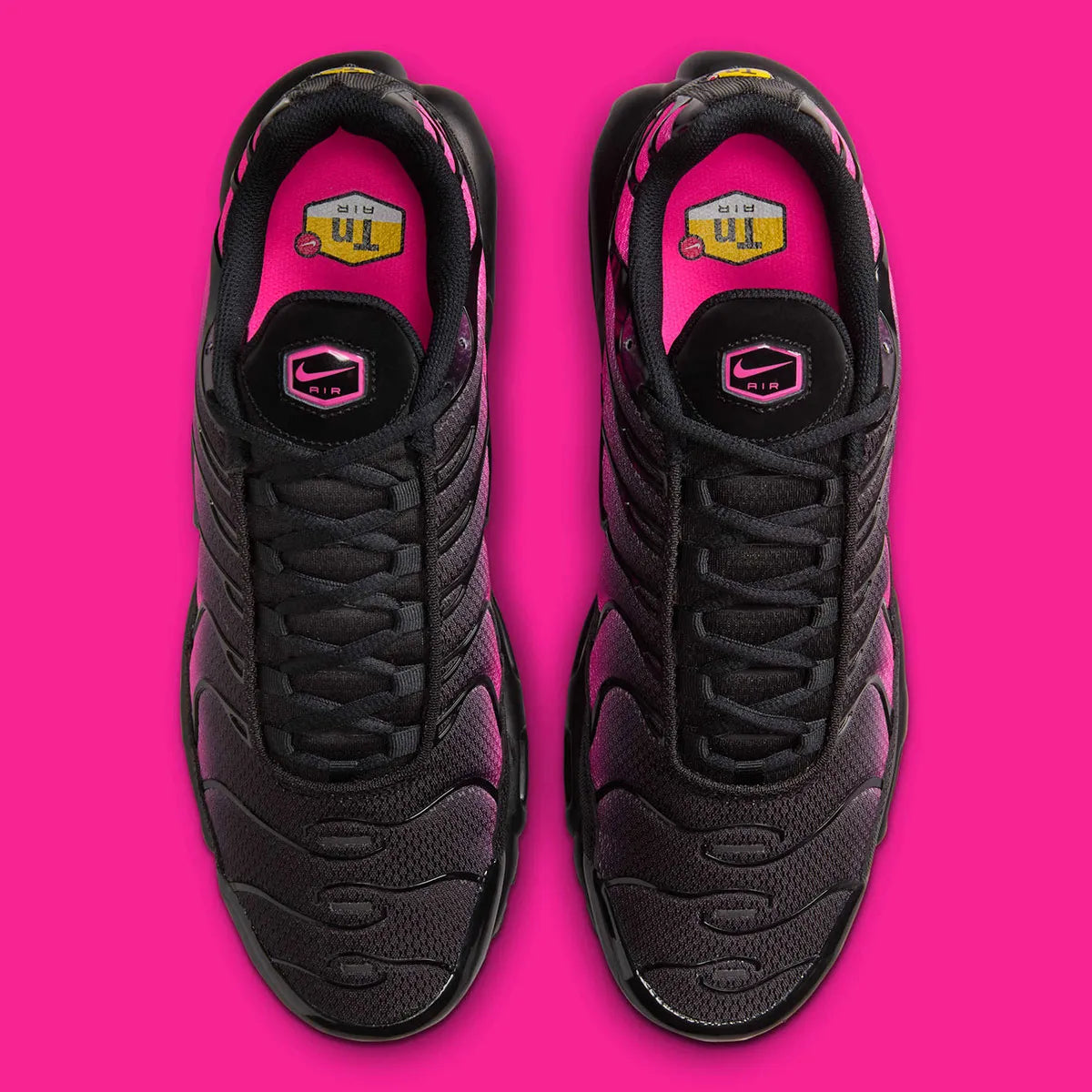 La Nike Air Max Plus Black Hyper Pink combine une tige noire contrastée par un dégradé rose fluorescent et la technologie Tuned Air, pour un style audacieux et iconique vue de haut