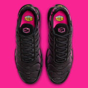 La Nike Air Max Plus Black Hyper Pink combine une tige noire contrastée par un dégradé rose fluorescent et la technologie Tuned Air, pour un style audacieux et iconique vue de haut
