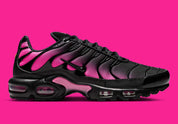 La Nike Air Max Plus Black Hyper Pink combine une tige noire contrastée par un dégradé rose fluorescent et la technologie Tuned Air, pour un style audacieux et iconique vue de coté