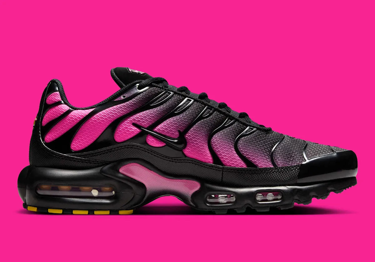 La Nike Air Max Plus Black Hyper Pink combine une tige noire contrastée par un dégradé rose fluorescent et la technologie Tuned Air, pour un style audacieux et iconique vue de coté