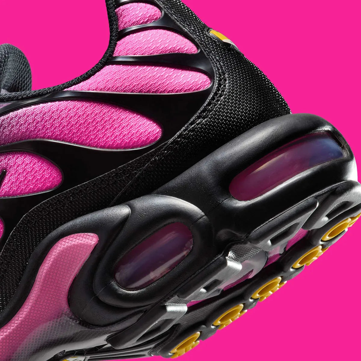 La Nike Air Max Plus Black Hyper Pink combine une tige noire contrastée par un dégradé rose fluorescent et la technologie Tuned Air, pour un style audacieux et iconique vue zoomer arrière 