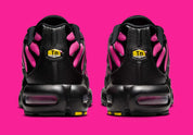 La Nike Air Max Plus Black Hyper Pink combine une tige noire contrastée par un dégradé rose fluorescent et la technologie Tuned Air, pour un style audacieux et iconique vue de l’arrière 