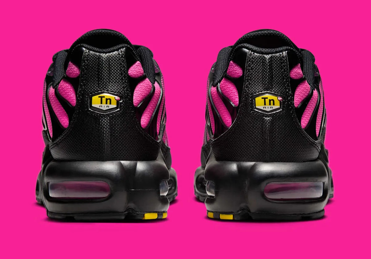 La Nike Air Max Plus Black Hyper Pink combine une tige noire contrastée par un dégradé rose fluorescent et la technologie Tuned Air, pour un style audacieux et iconique vue de l’arrière 
