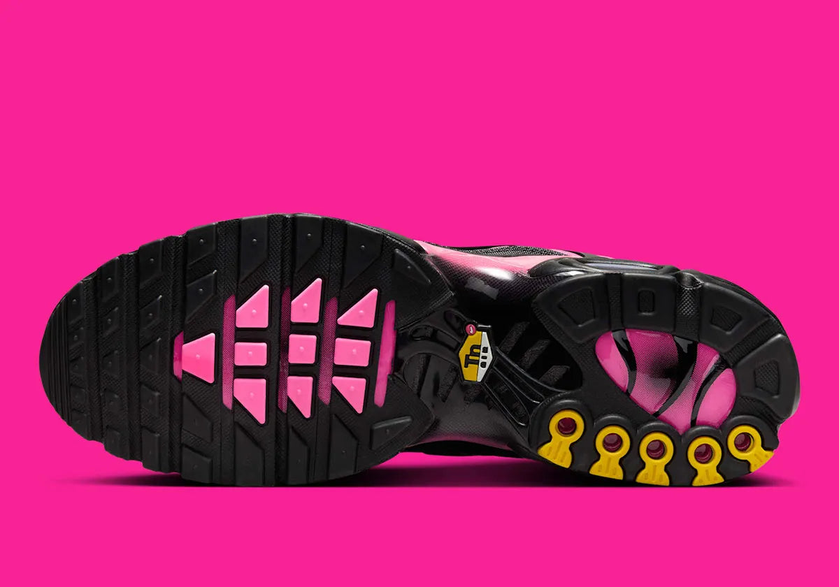 La Nike Air Max Plus Black Hyper Pink combine une tige noire contrastée par un dégradé rose fluorescent et la technologie Tuned Air, pour un style audacieux et iconique vue de la semelle 