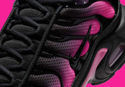 La Nike Air Max Plus Black Hyper Pink combine une tige noire contrastée par un dégradé rose fluorescent et la technologie Tuned Air, pour un style audacieux et iconique vue zoomer de coté