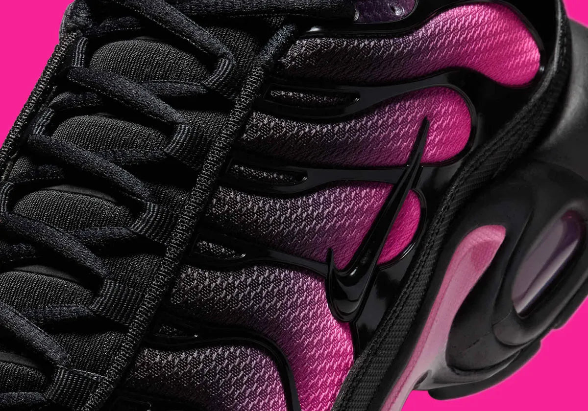 La Nike Air Max Plus Black Hyper Pink combine une tige noire contrastée par un dégradé rose fluorescent et la technologie Tuned Air, pour un style audacieux et iconique vue zoomer de coté
