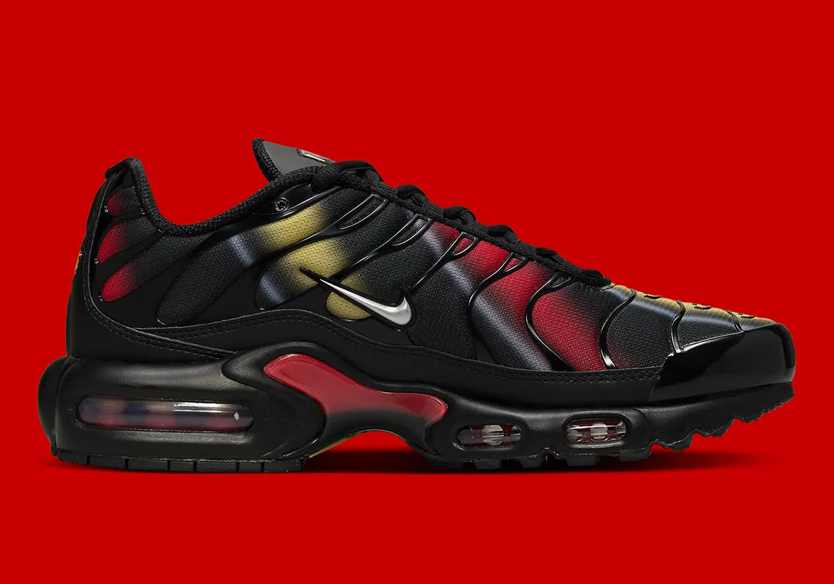 Image de la Nike Air Max Plus Orbit, sneaker en mesh noir avec superpositions métalliques, accents Saturn Gold et Light Crimson, unités Tuned Air visibles sur semelle blanche, style TN revisité cosmos. Vue de profil
