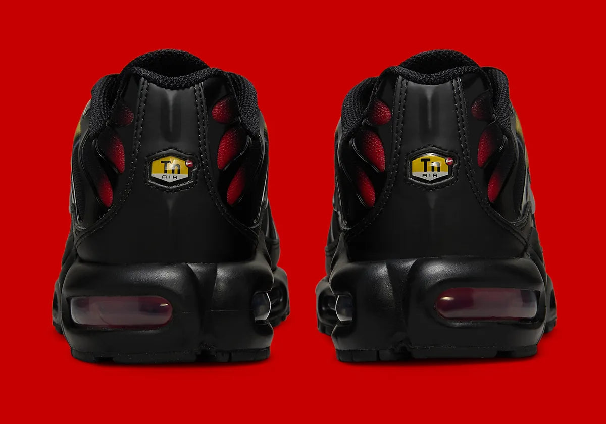 Image de la Nike Air Max Plus Orbit, sneaker en mesh noir avec superpositions métalliques, accents Saturn Gold et Light Crimson, unités Tuned Air visibles sur semelle blanche, style TN revisité cosmos. Vue arrière 