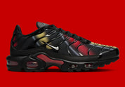Image de la Nike Air Max Plus Orbit, sneaker en mesh noir avec superpositions métalliques, accents Saturn Gold et Light Crimson, unités Tuned Air visibles sur semelle blanche, style TN revisité cosmos. Vue de profil